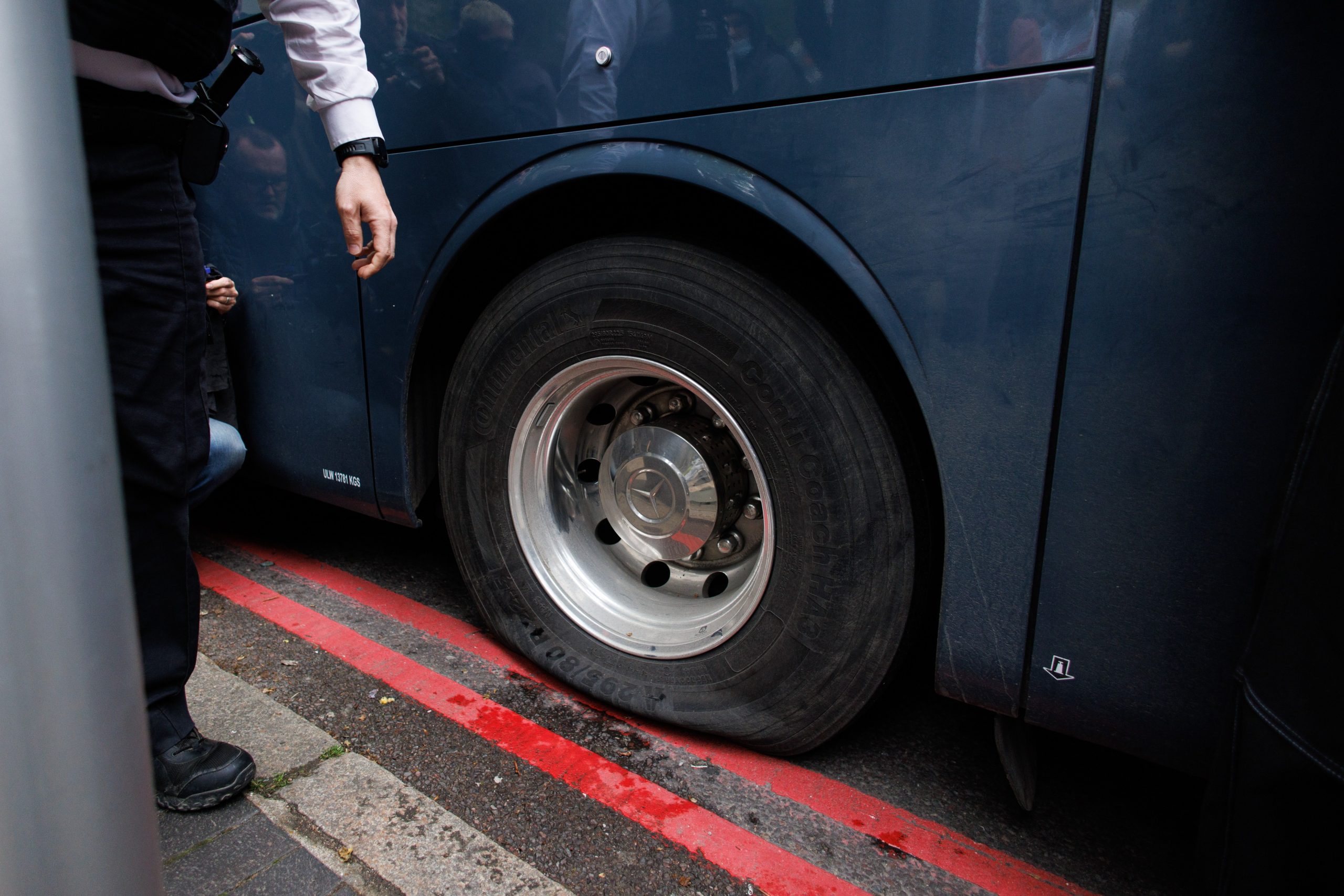 Se acusó a los manifestantes en Peckham de cortar los neumáticos del autobús