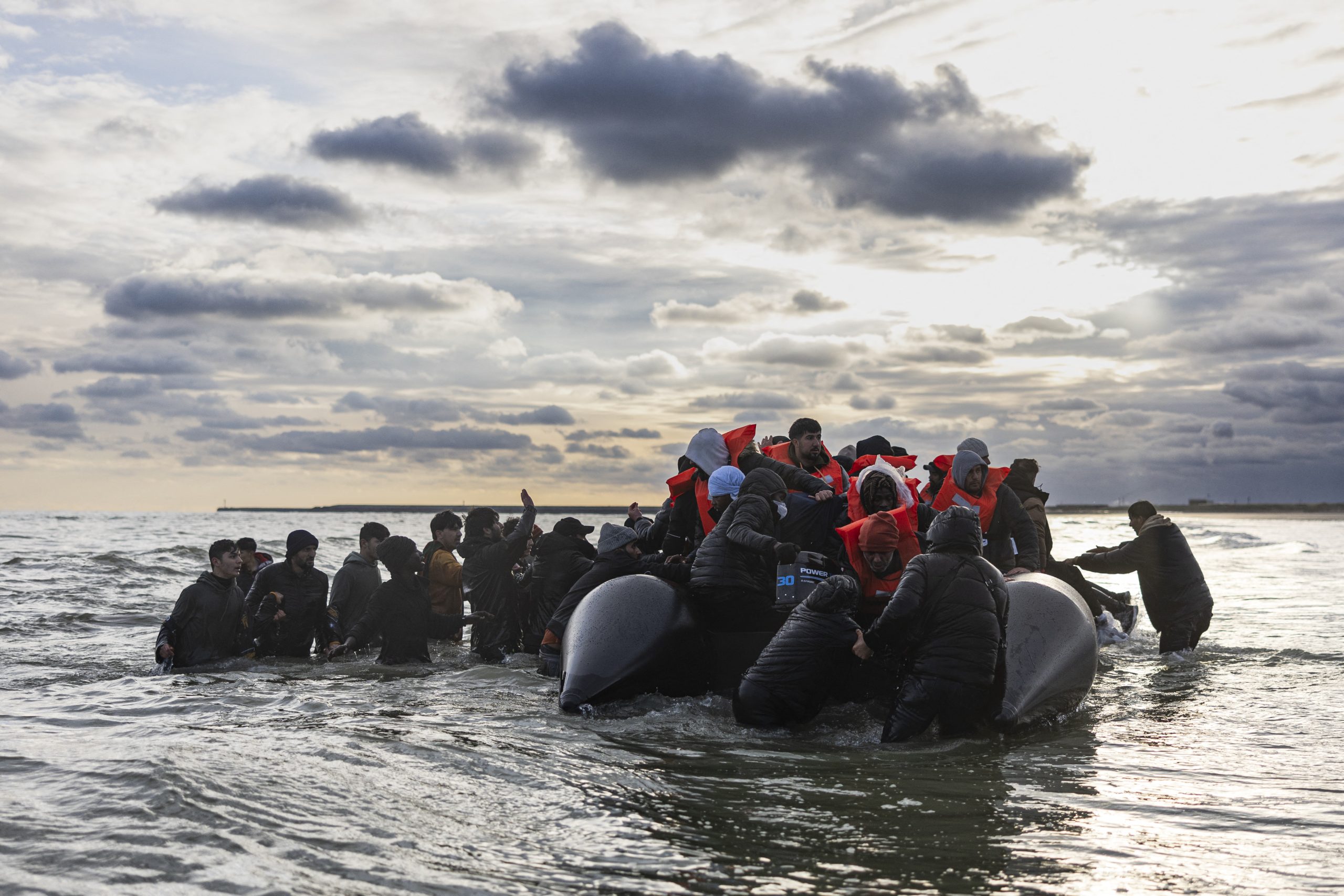 Migrantes suben a un bote abarrotado en Francia mientras se preparan para intentar el cruce, horas después de que se aprobara la ley de Ruanda