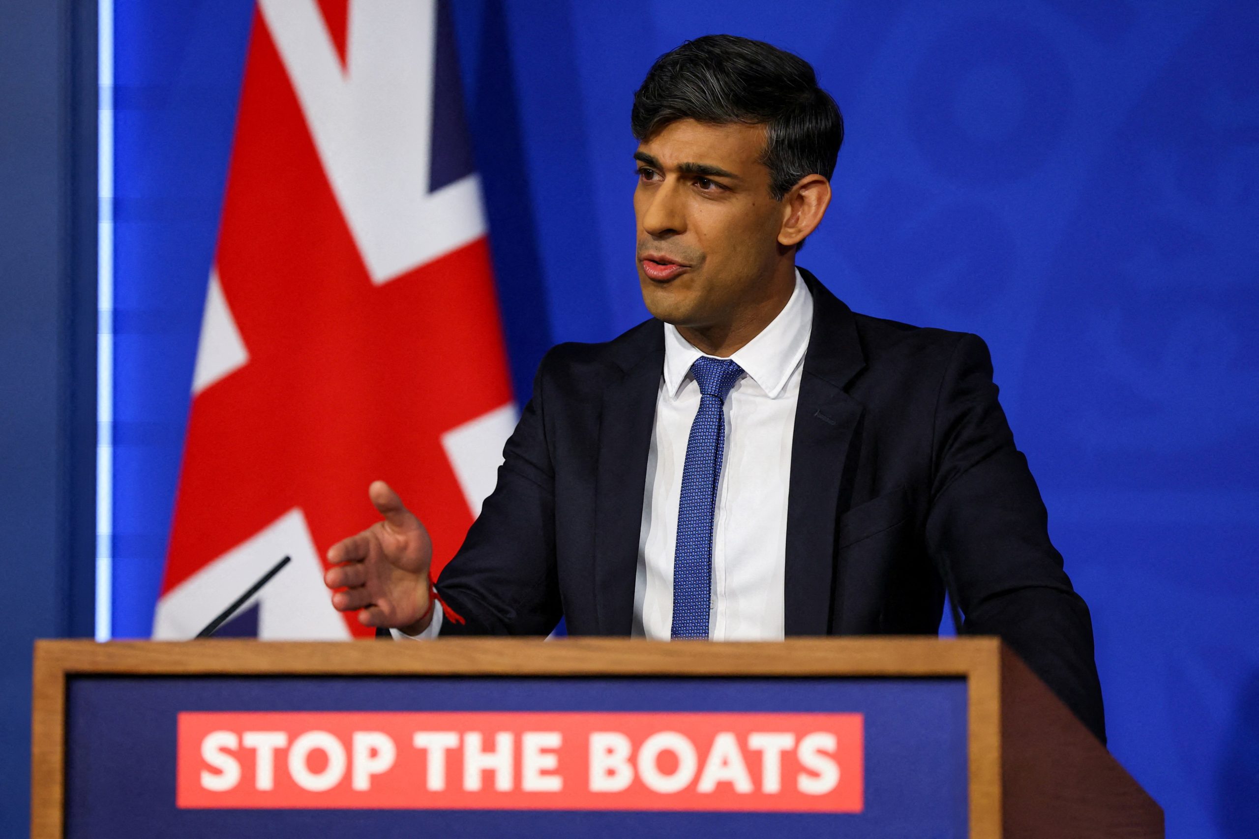 El primer ministro se comprometió a detener los botes que cruzan el Canal